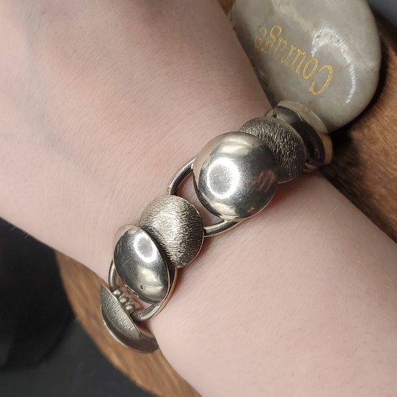 B2729 medallion crest bracelet - Picture 1 of 2